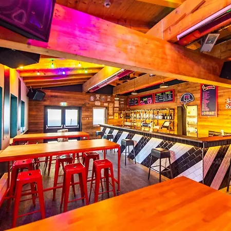 Contiki Haus Schoeneck Хостел