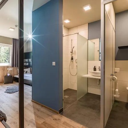 Contiki Haus Schoeneck Хостел *