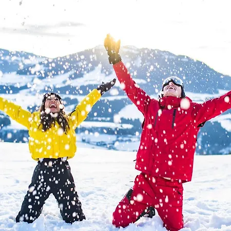 Contiki Haus Schoeneck Хостел Хопфгартен-им-Бриксенталь