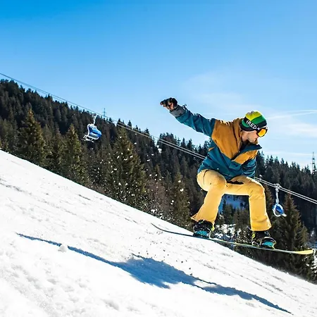 Contiki Haus Schoeneck Хостел *