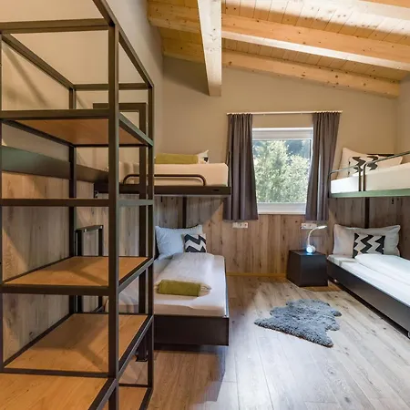 Contiki Haus Schoeneck 旅馆 *